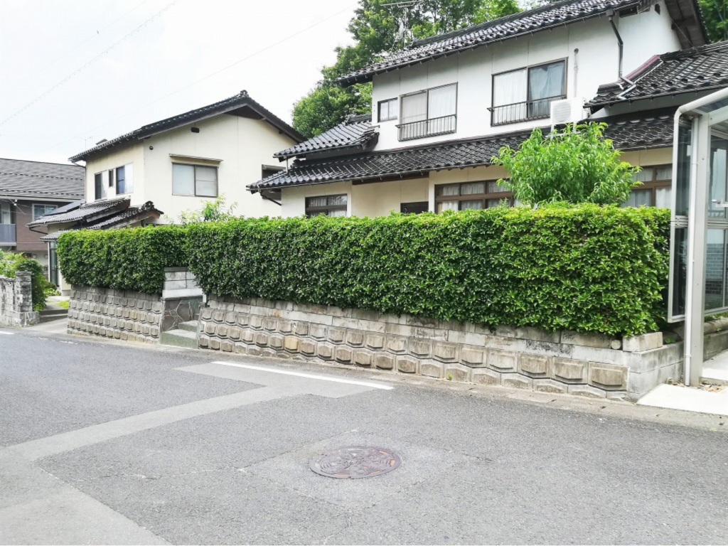 出雲市で庭じまい　生垣撤去前