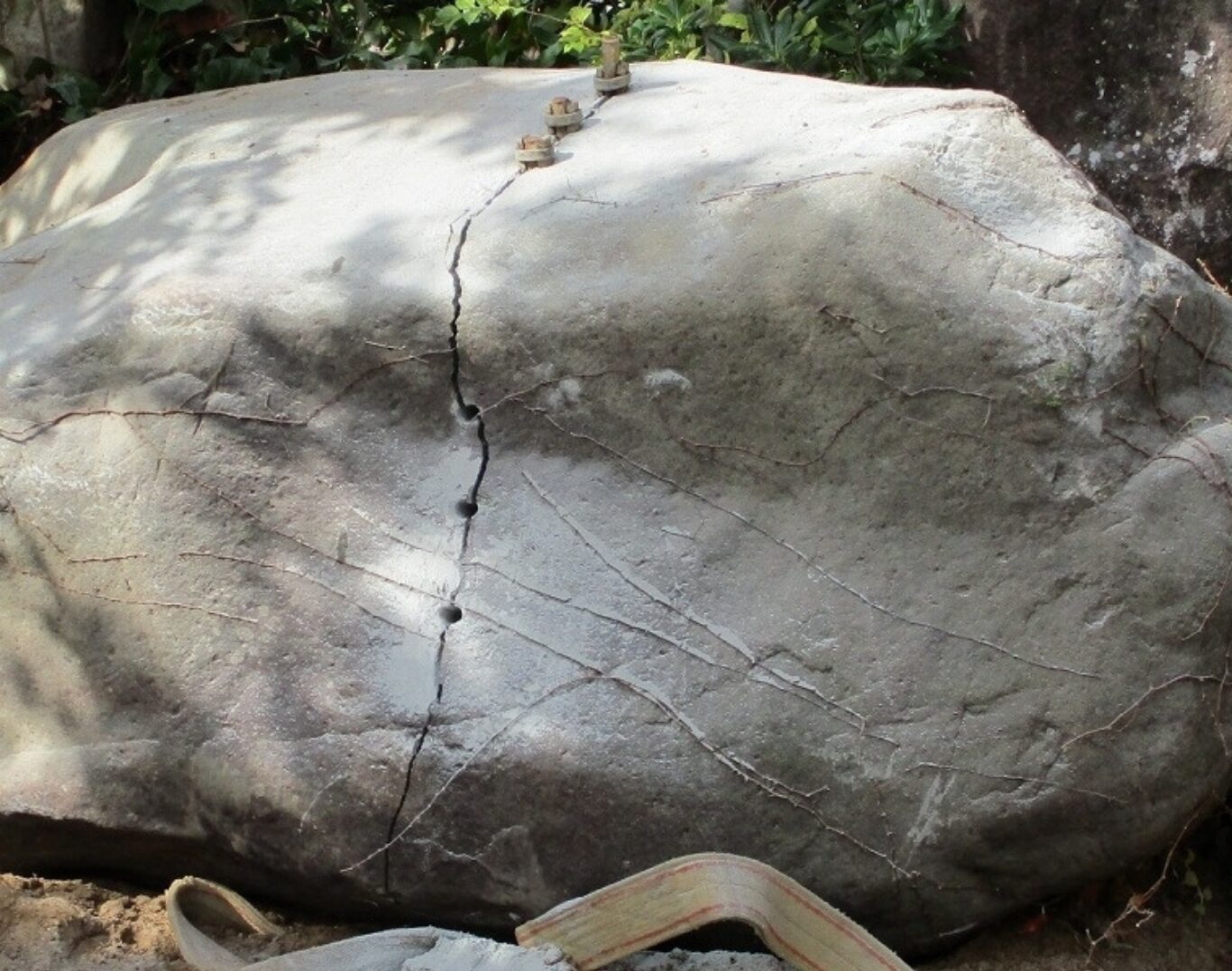 出雲市で庭じまい 大きな庭石も割って撤去できる